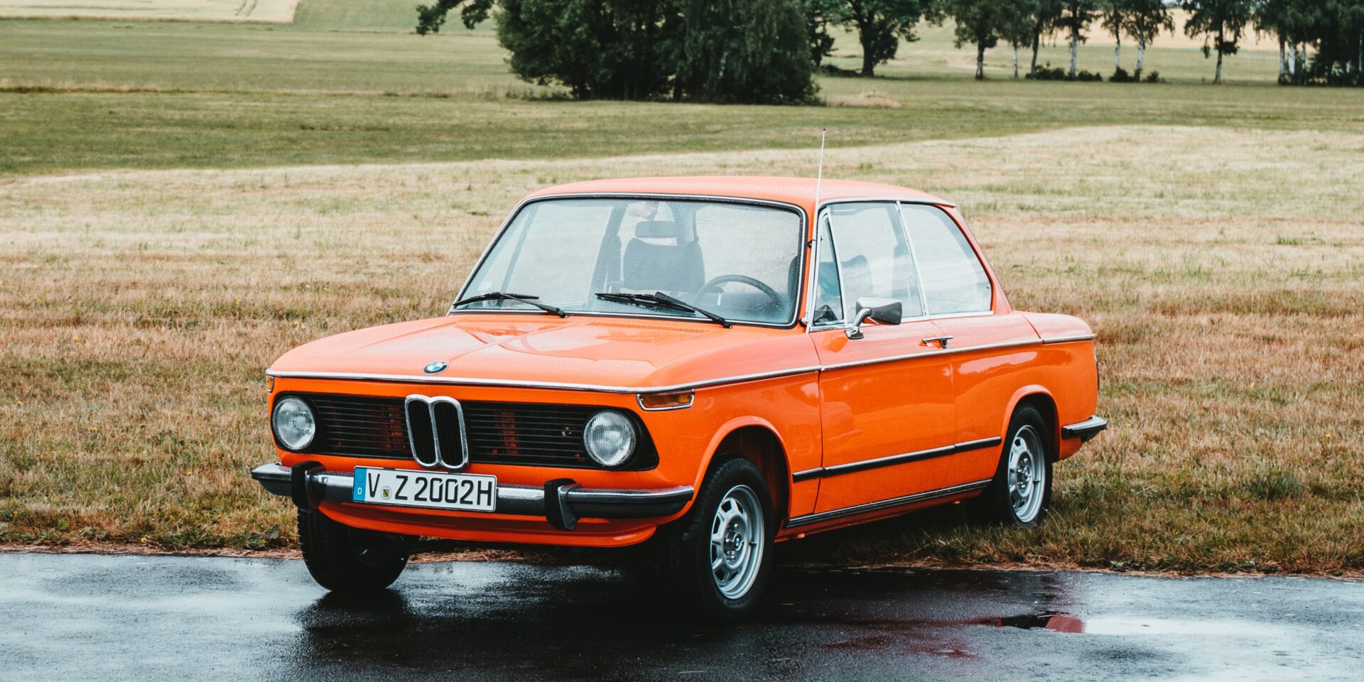 Ein orange farbener Oldtimer von BMW.